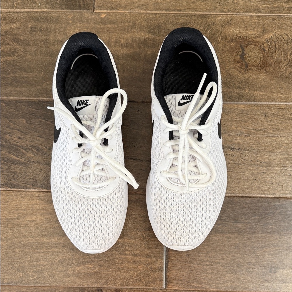 Nike White Mesh Sneakers with Black Swoosh - Picture 2 of 4
